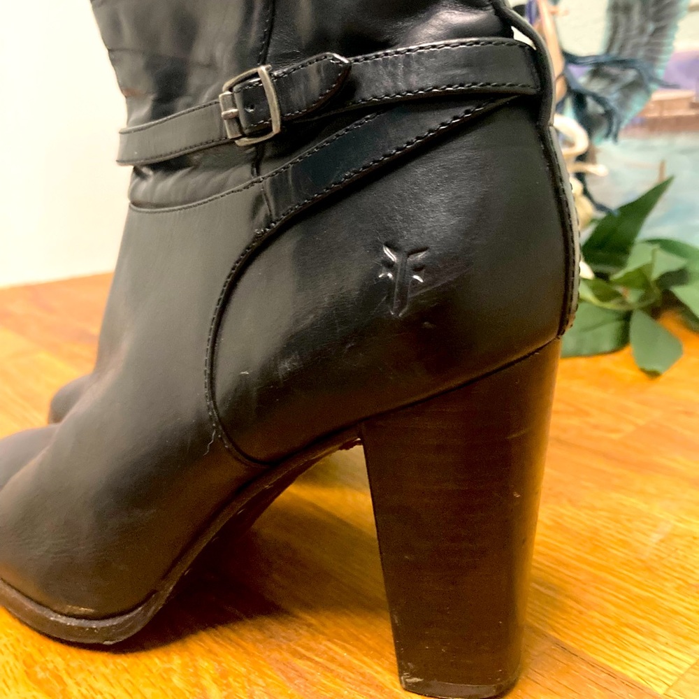 Frye womens boots tag says 7.5 I am an 8 - 8.5 and they fit me perfect.